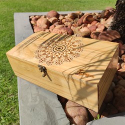 Caja artesanal de madera decorativa - EIE MADERAS